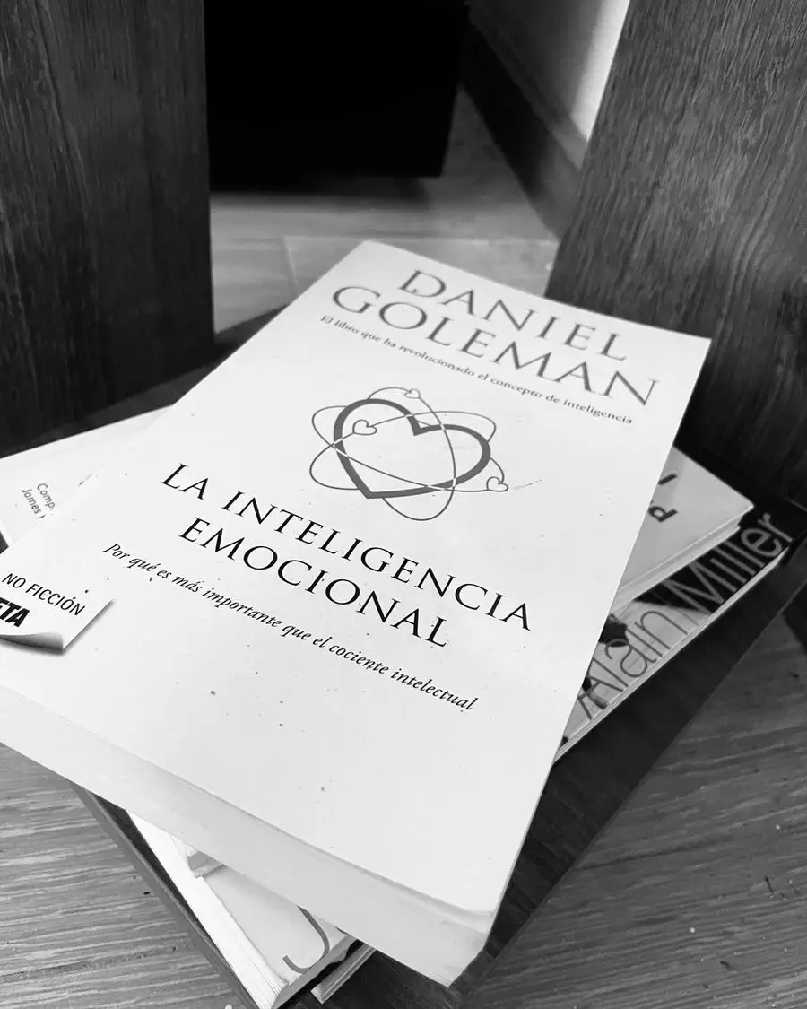 Libro La Inteligencia Emocional sobre una mesa